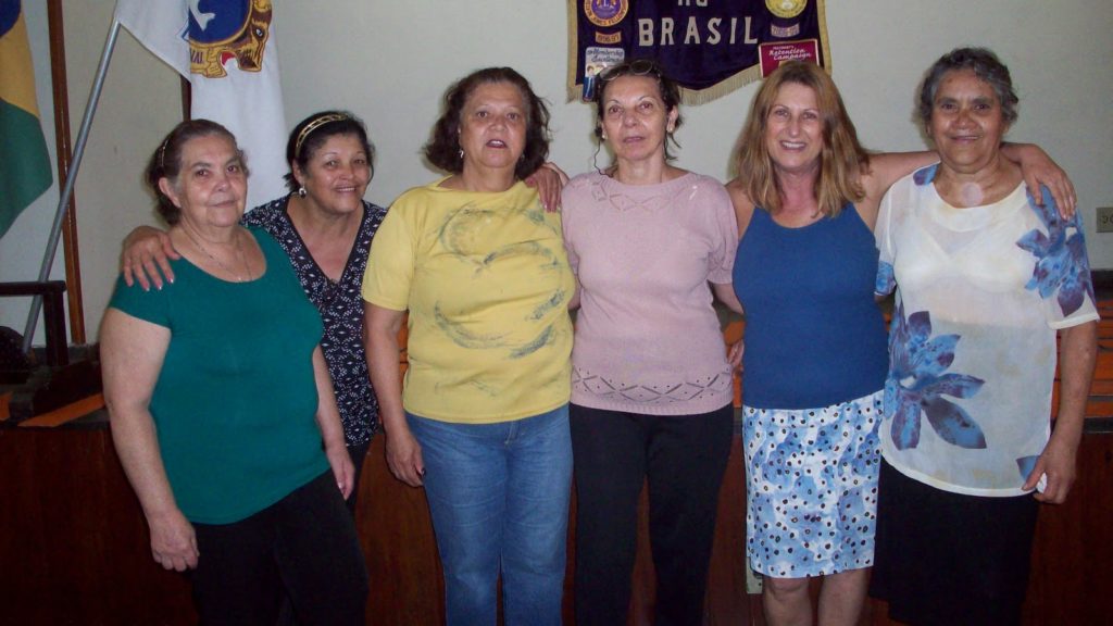 Lúcia Kubitschek e algumas integrantes do Clube de Mães Harmonia.