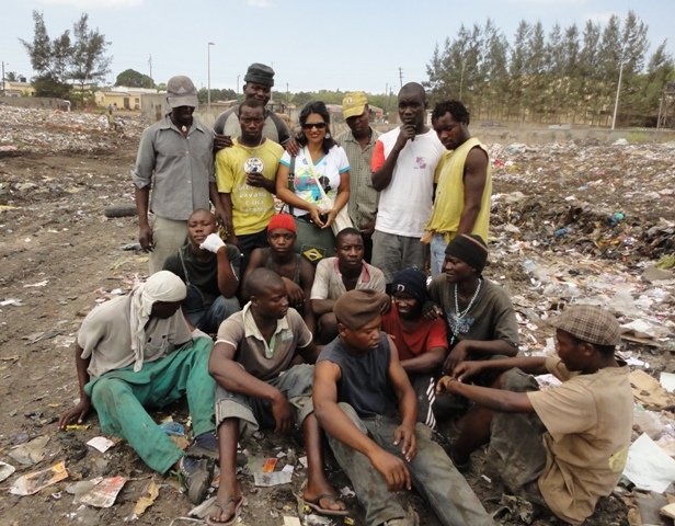 Sônia Dias com catadores do Lixão de Hulene, em Maputo, Moçambique. (Abril, 2011)